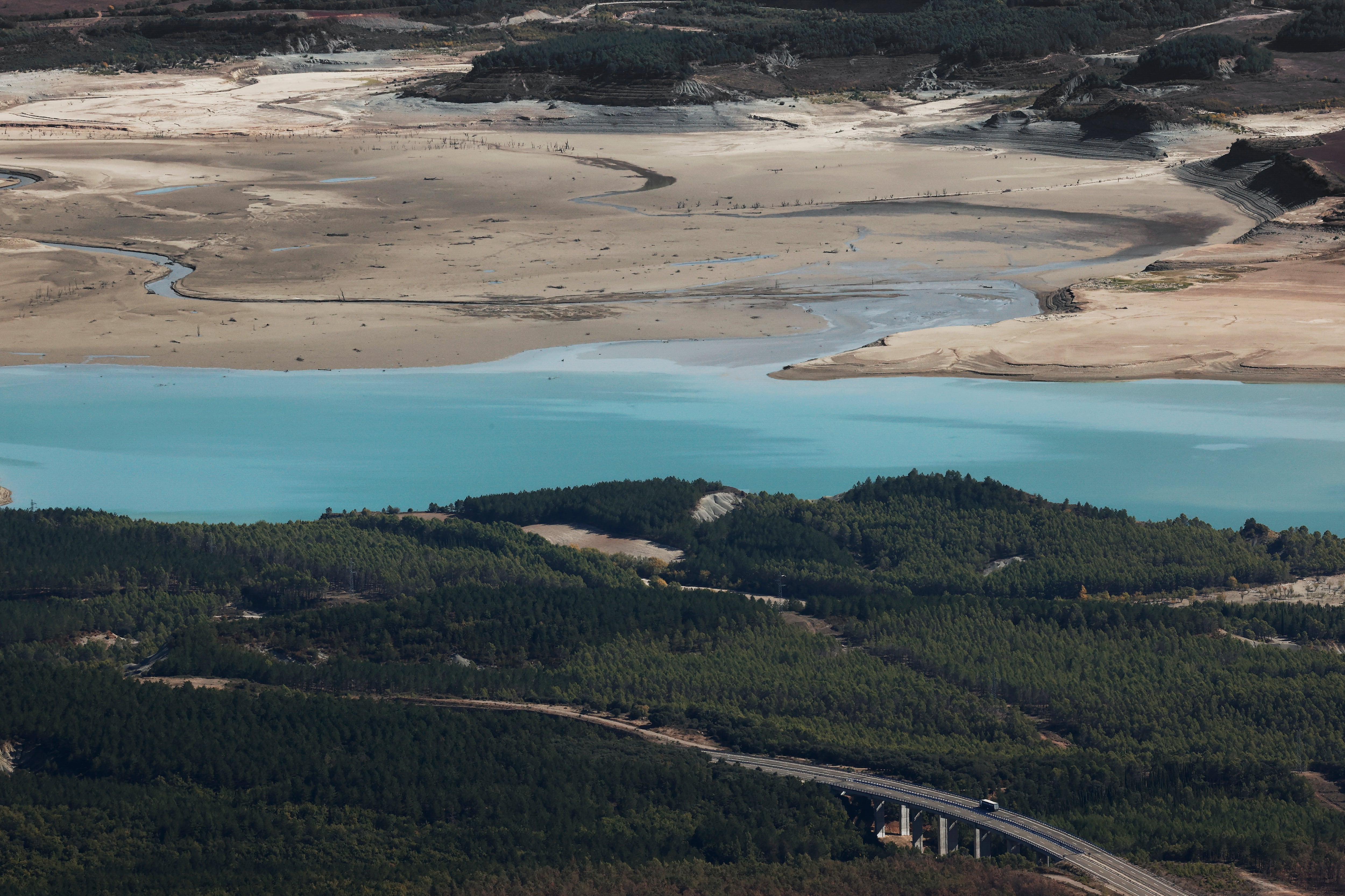 Aspecto que presenta el embalse de Yesa ante la carencia de precipitaciones de los últimos meses. Los regantes de Bardenas finalizaron el 30 de septiembre  la campaña de riego