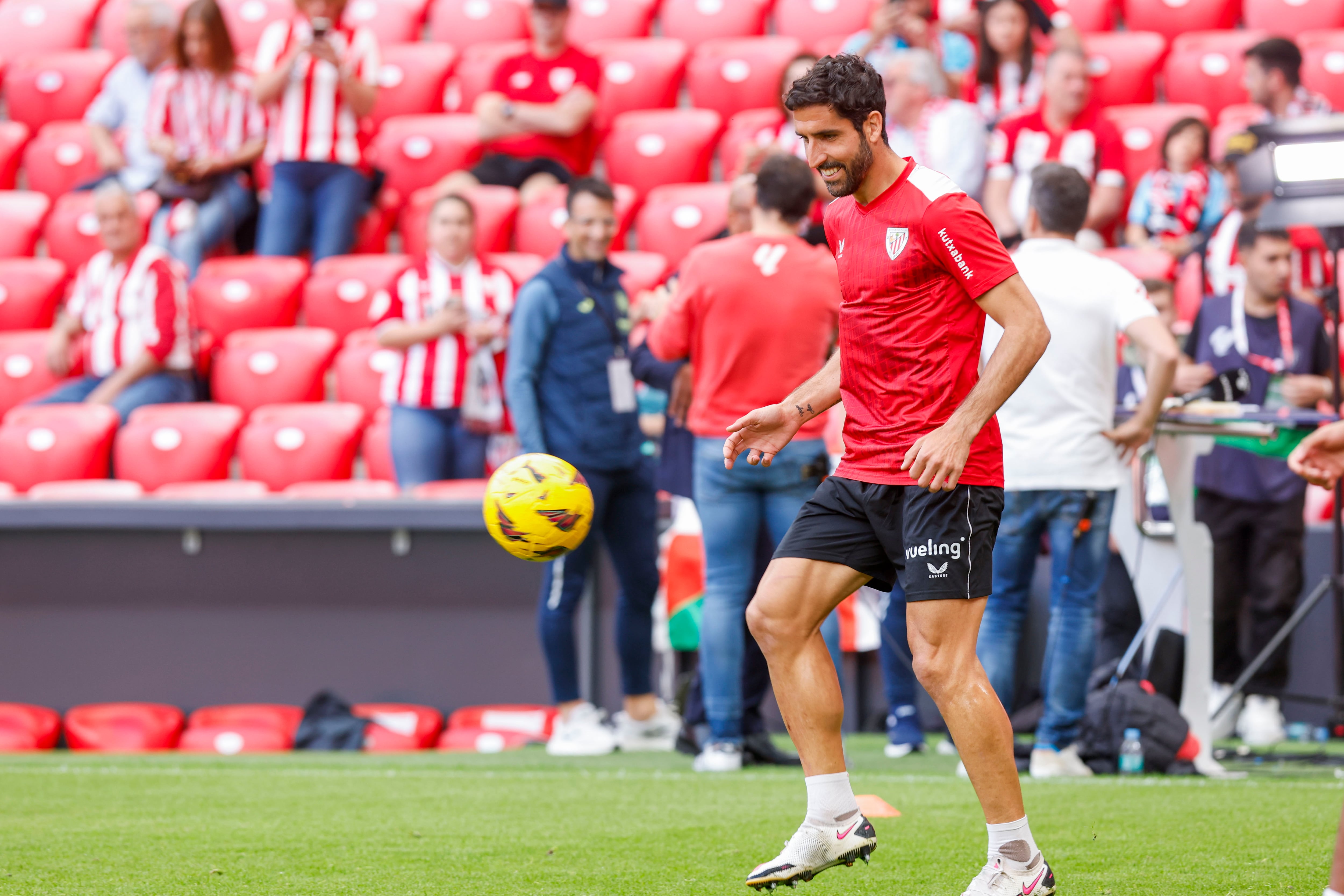 BILBAO, 14/04/2024.-El centrocampista del Athletic Club Raúl García, durante el calentamiento antes del partido de la jornada 31 de LaLiga EA Sports entre le Athletic Club y el Villarreal, este domingo en el estadio de San Mamés.-EFE/ Miguel Tona
