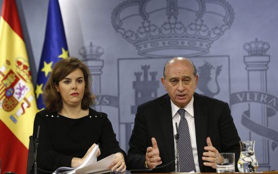 La vicepresidenta del Gobierno español, Soraya Sáez de Santamaría, y el ministro del Interior, Jorge Fenández Díaz, durante la rueda de prensa