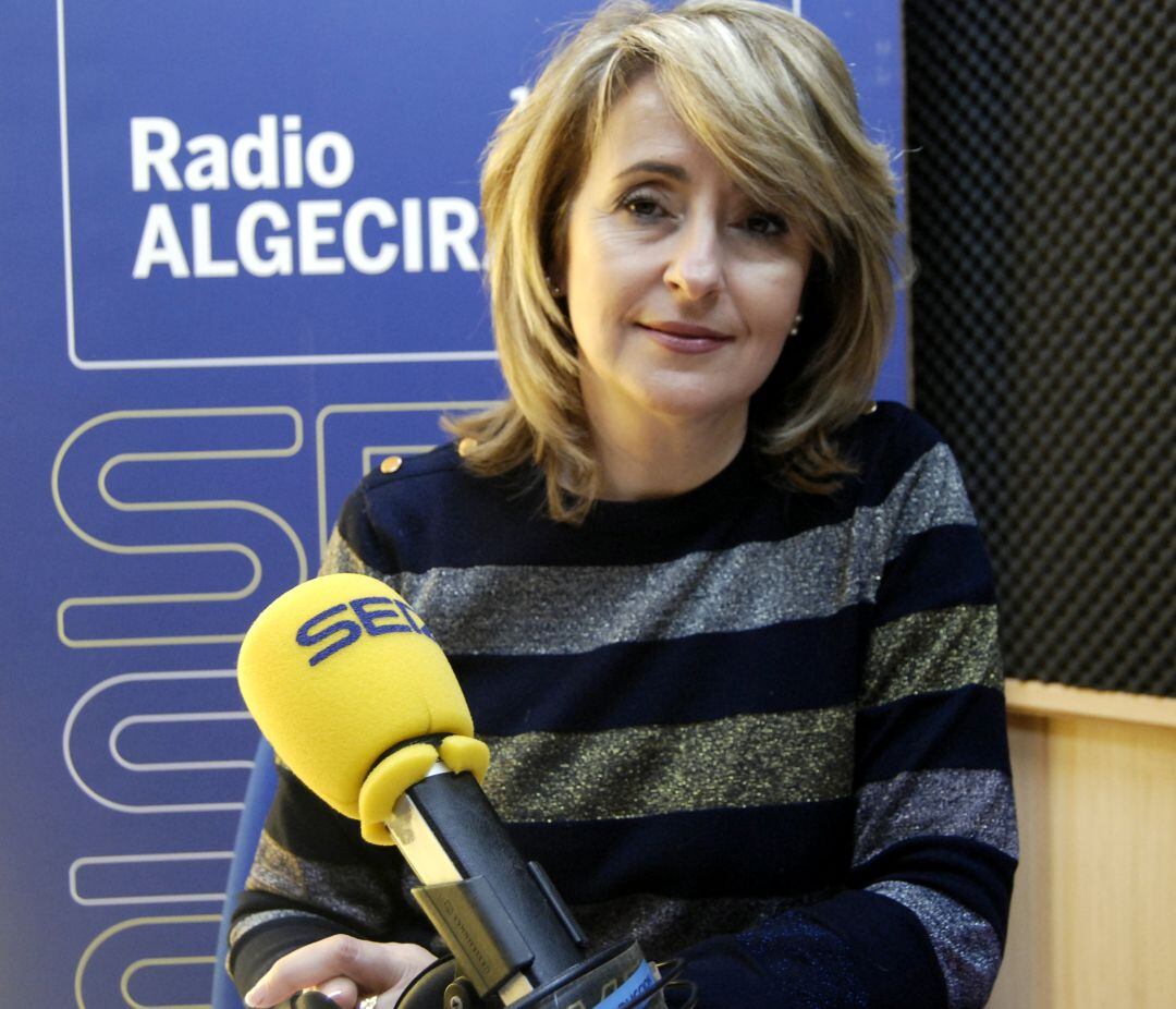 La concejal de Cultura del Ayuntamiento de Algeciras y parlamentaria andaluza, Pilar Pintor, en los estudios de Radio Algeciras.