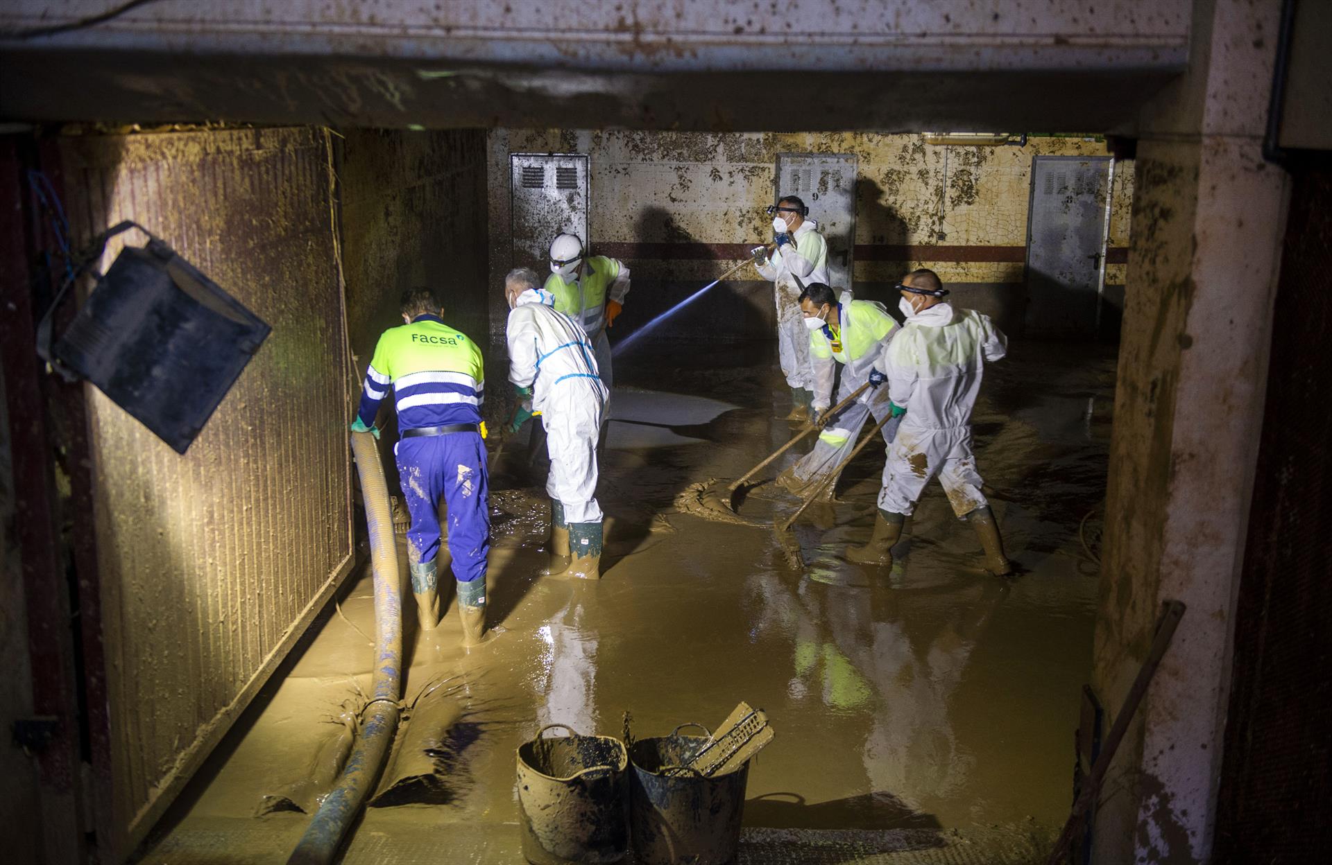 Imagen de archivo de tareas de extracción de lodo en un espacio confinado en una localidad afectada por la dana - DIPUTACIÓN DE VALENCIA