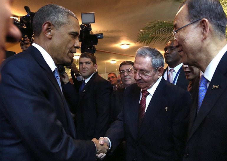 Handout picture released by the Panamanian Presidency showing Cuban President Raul Castro (2-R) and US President Barack Obama (L) shaking hands as Castro&#039;s grandson and bodyguard Raul Rodriguez Castro (2-L), Cuban Foreign Minister Bruno Rodriguez (C) and 