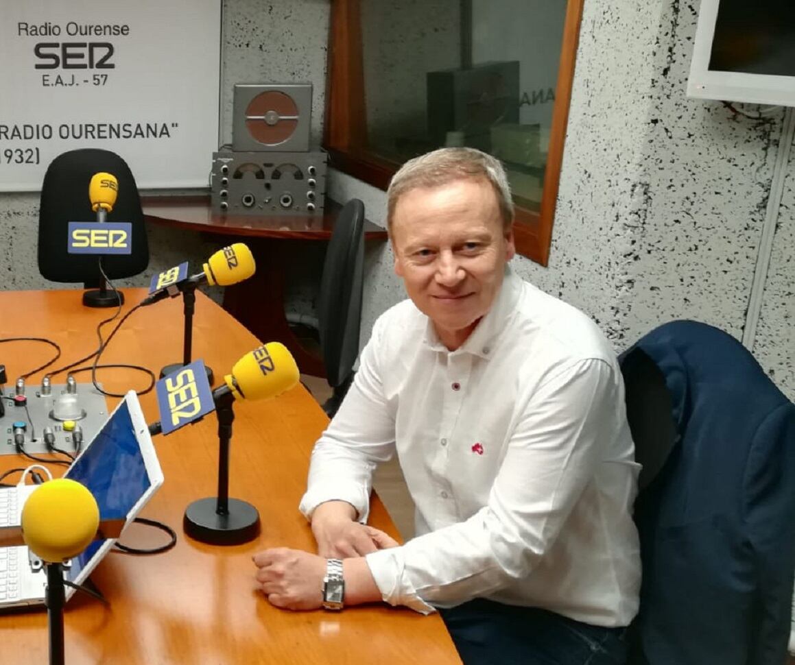 Rafael Rodríguez Villarino en los estudios de Radio Ourense-Cadena Ser