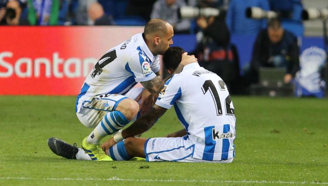 Sandro consuela a Willian José, consciente de que se había lesionado