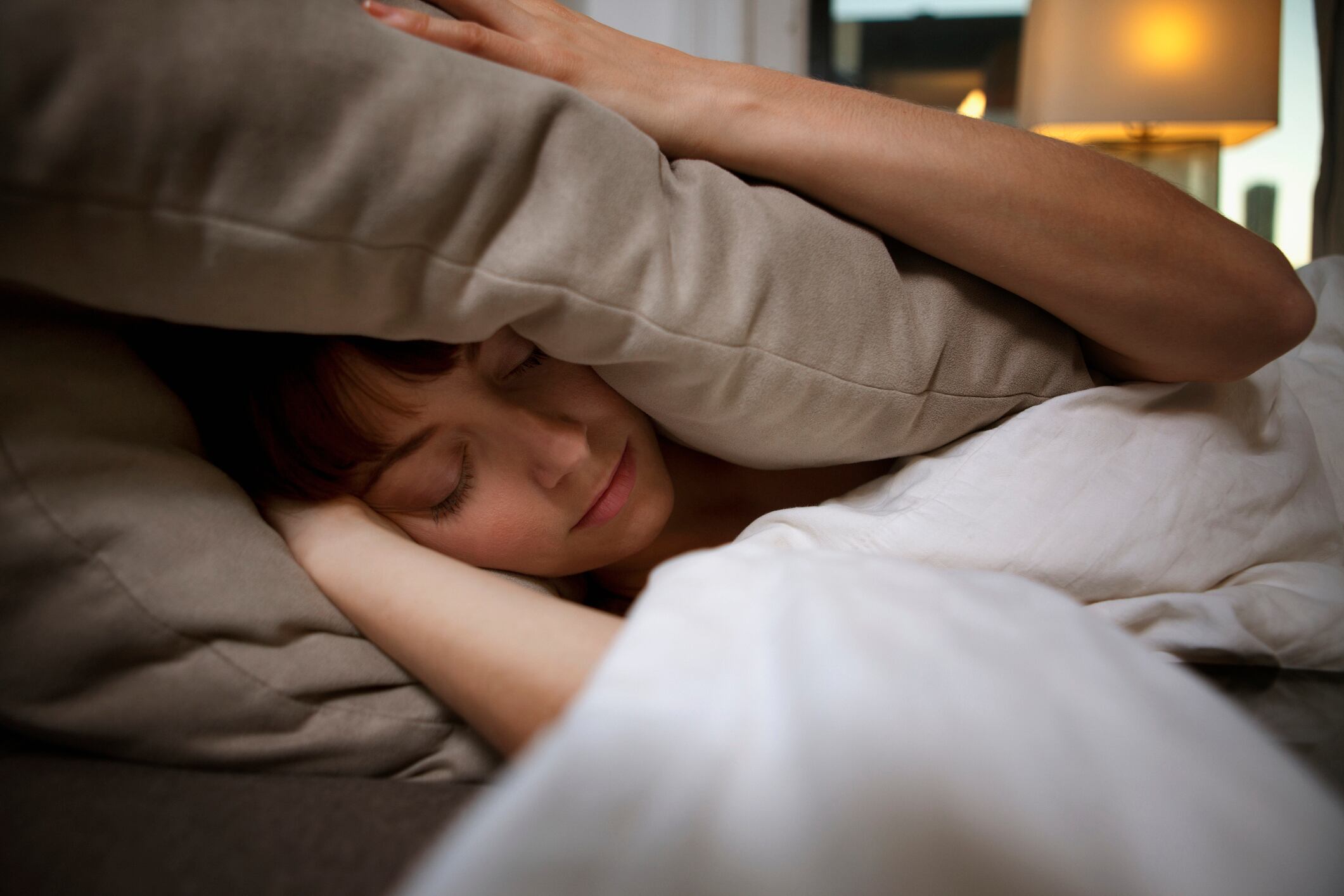 Una mujer intenta descansar a pesar del ruido, imagen de archivo