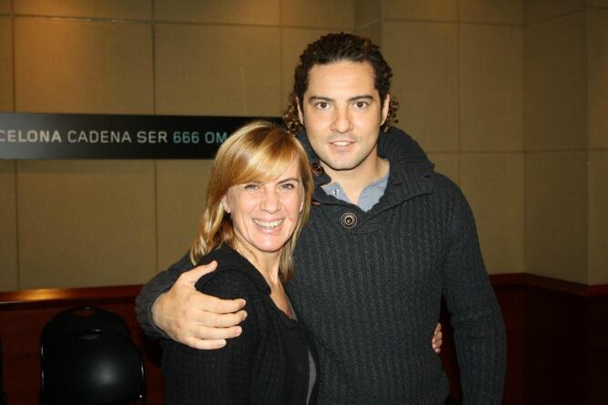 El cantante posa con la periodista tras la entrevista en 'Hoy por Hoy'