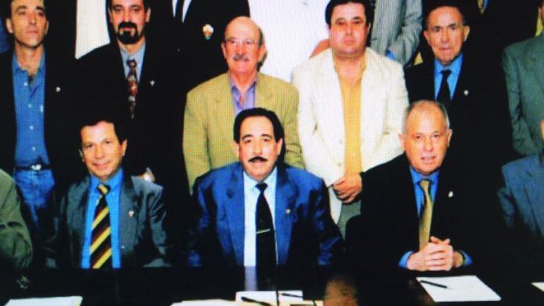 Luis Marco Vidal, aparece sentado en el centro de la imagen