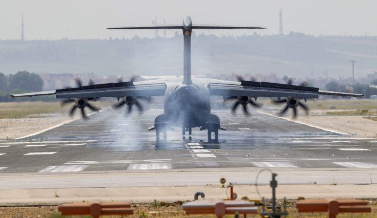 El primer vuelo de prueba del avión de transporte militar A400M tras el siniestro del pasado sábado en Sevilla, que partió hoy de Toulouse (Francia), se dispone a tomar tierra esta tarde en la pista del Aeropuerto de San Pablo en Sevilla. En el avión ha viajado el presidente de Airbus España, Fernando Alonso, en calidad de ingeniero de pruebas. 