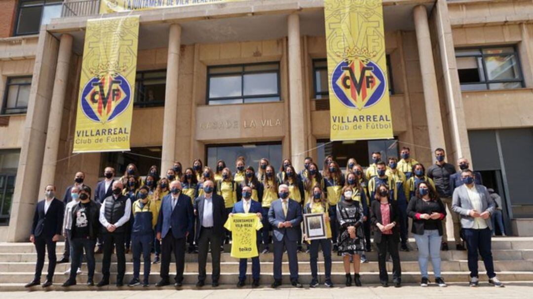 La plantilla del Villarreal Femenino es recibida por el alcalde de Vila-real.