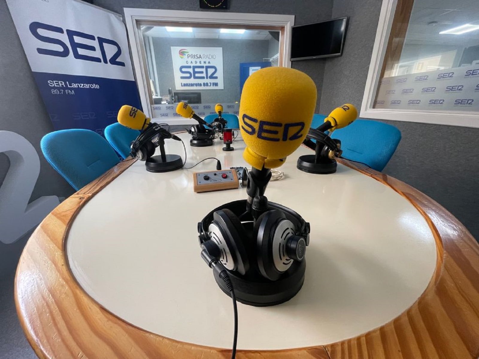 Micrófonos en los estudios de SER Lanzarote (89.7 FM)