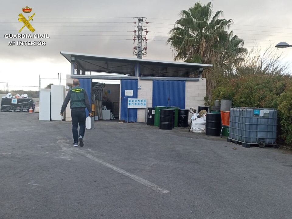 Un agente de la Guardia Civil durante la investigación en uno de los ecoparques afectado por los robos.