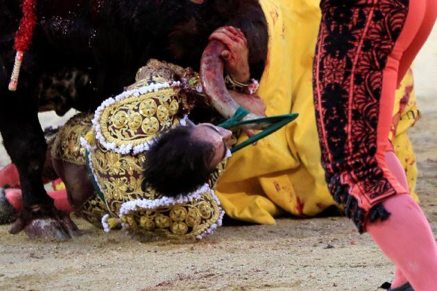 El diestro Saúl Jiménez Fortes fue cogido por el quinto toro de la tarde durante el primer festejo de la Feria de Otoño de Las Ventas