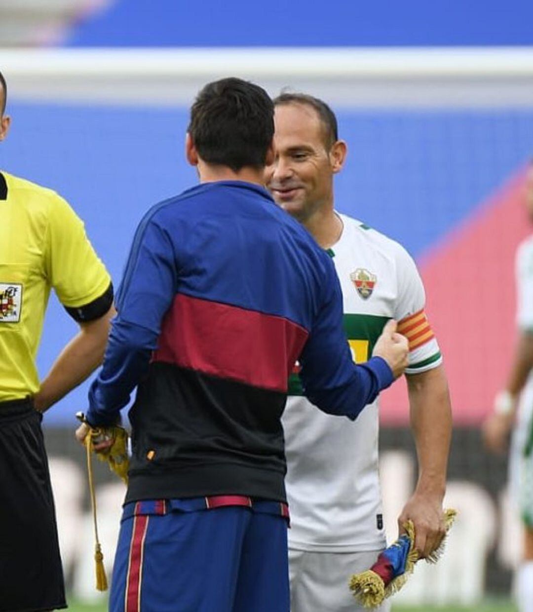 Los dos capitanes, Leo Messi y Nino, se saludan antes del partido