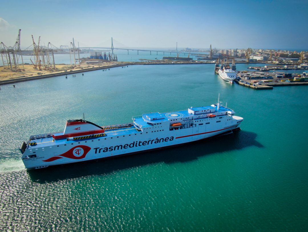 Ferry Ciudad de Valencia en la línea Cádiz-Canarias.