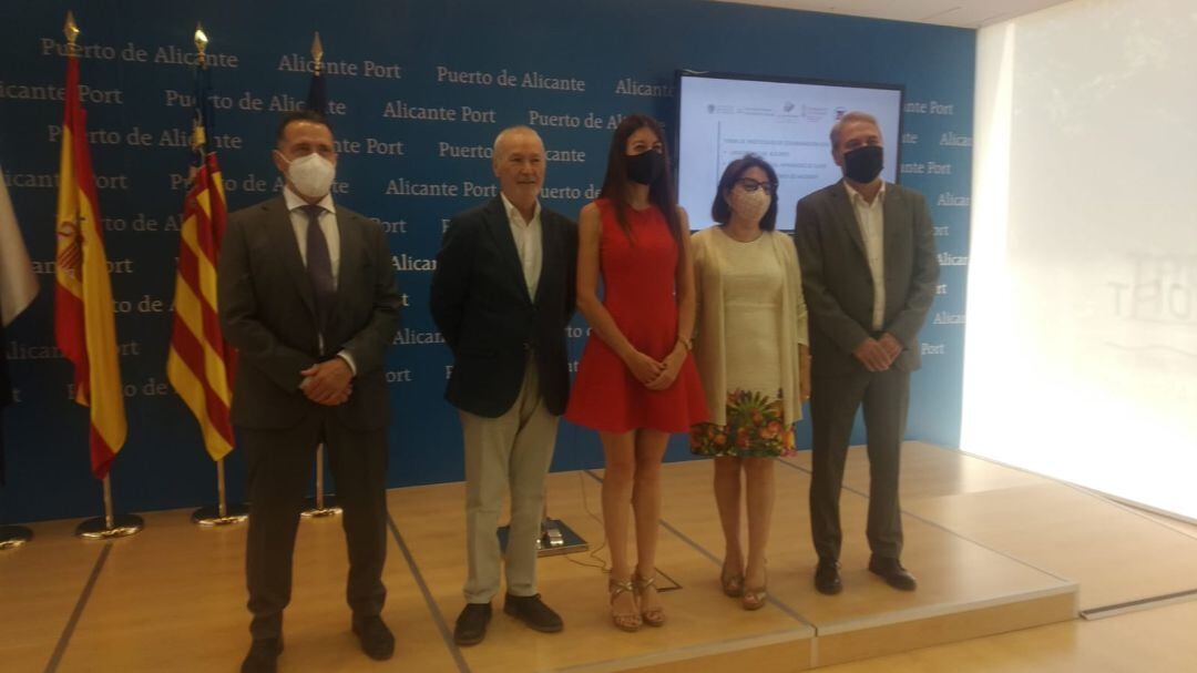 De izquierda a derecha: José Campilla (UPV), Juan Antonio Gisbert (pte. Autordiad Portuaria de Alicante, Carolina Pascual, consellera de Innovación, Amparo Navarro (UA) y Juan José Ruiz (UMH)