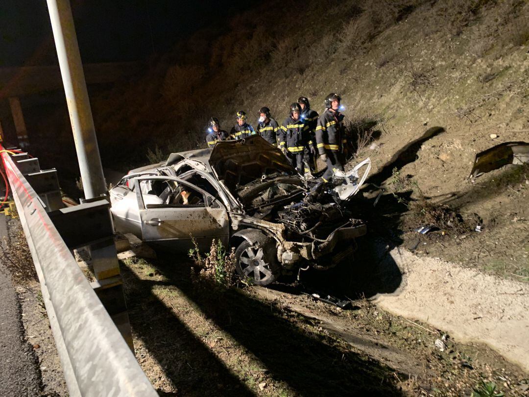 Restos del vehículo accidentado en la M-50 después de que llegaran los servicios de emergencia.