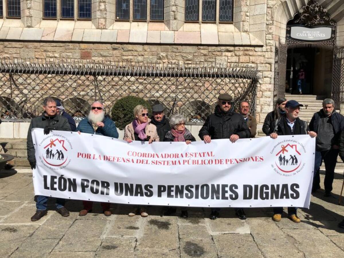 Un centenar de personas se concentran en Botines para exigir pensiones dignas
