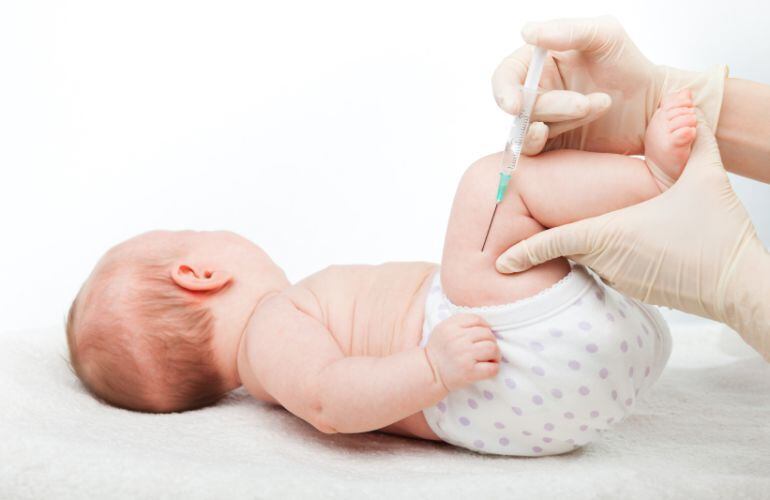 Un bebe recibe una vacuna