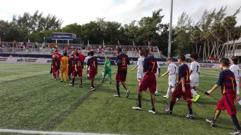 Los jugadores de Barça y Crystal Palace salen al terreno de juego