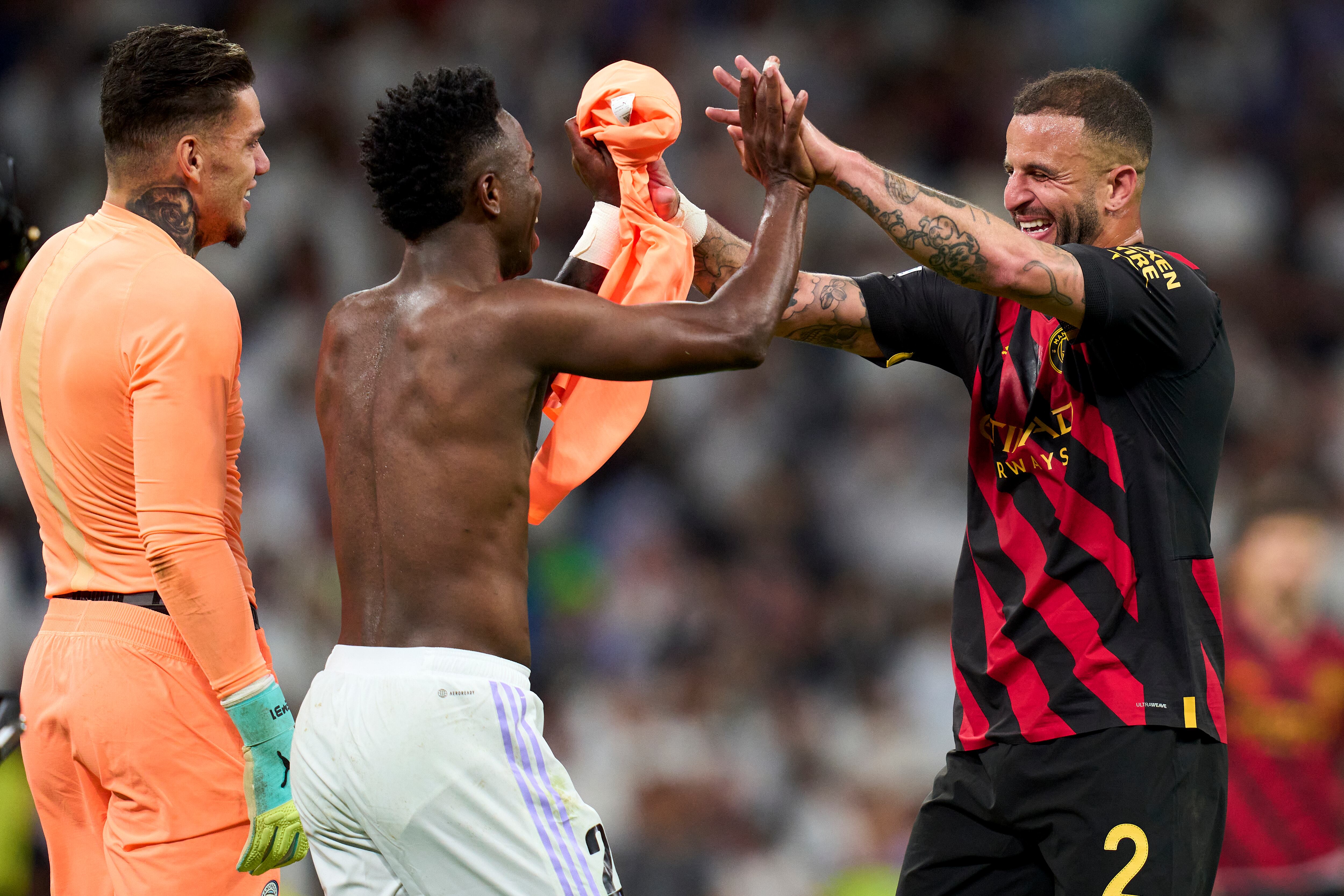 Walker y Vinicius se saludan afectivamente tras el partido.