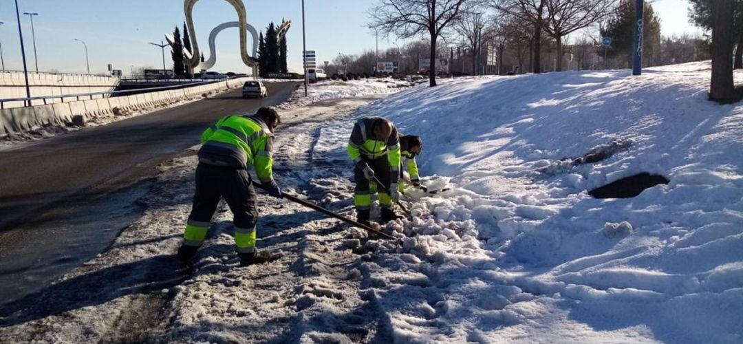 Los trabajos de limpieza de nieve y hielo se compaginan ahora con la preparación ante las lluvias previstas para esta semana