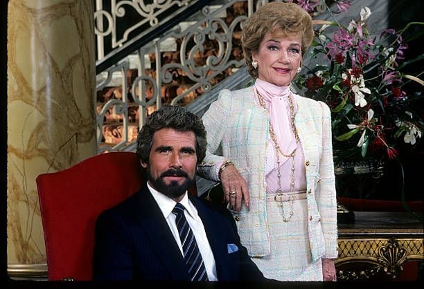 Anne Baxter y James Brolin, protagonistas de la serie de televisión Hotel.