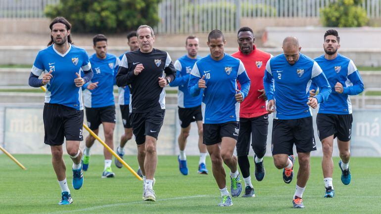 Los jugadores del Málaga realizan carrera continua en el estadio de atletismo