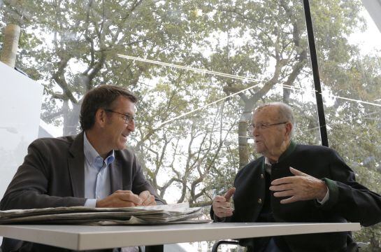 Alberto Núñez Feijóo charla en una cafetería de Santiago de Compostela con el presidente de honor del PPdeG y expresidente del Gobierno gallego, Gerardo Fernández Albor