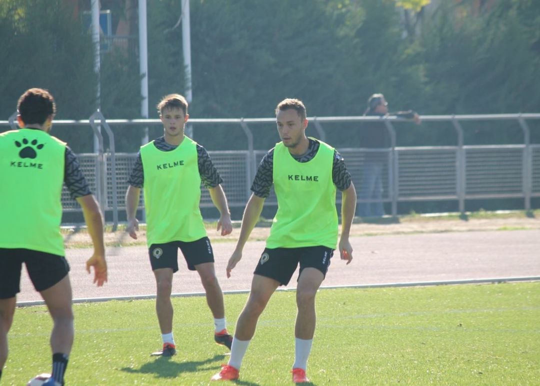 Pablo Íñiguez entrena con sus compañeros tras su hospitalización en Sabadell