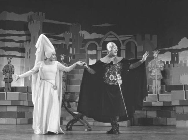 Amparo Baró junto a Manolo Gómez Bur representando la obra 'La venganza de don Mendo' (1978)