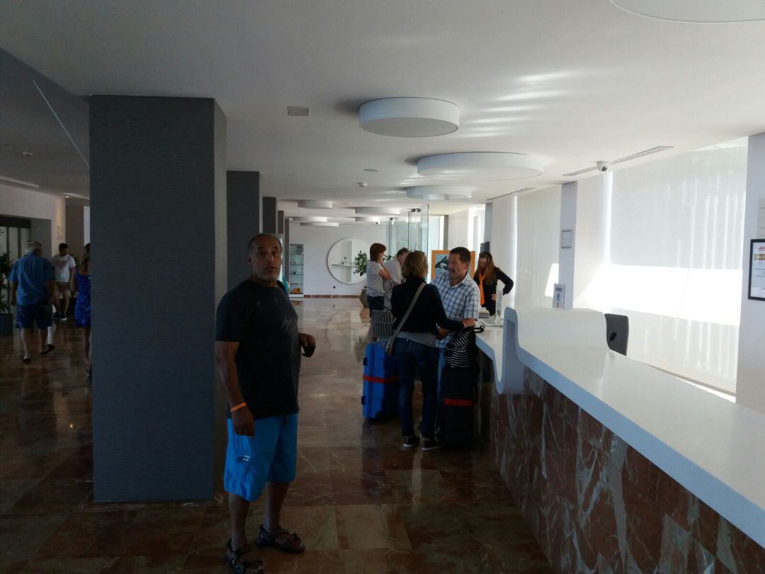 Turistas en la recepción de un hotel