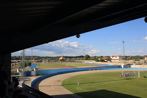 Vista del campo de fútbol y las pistas de atletismo de El Montecillo