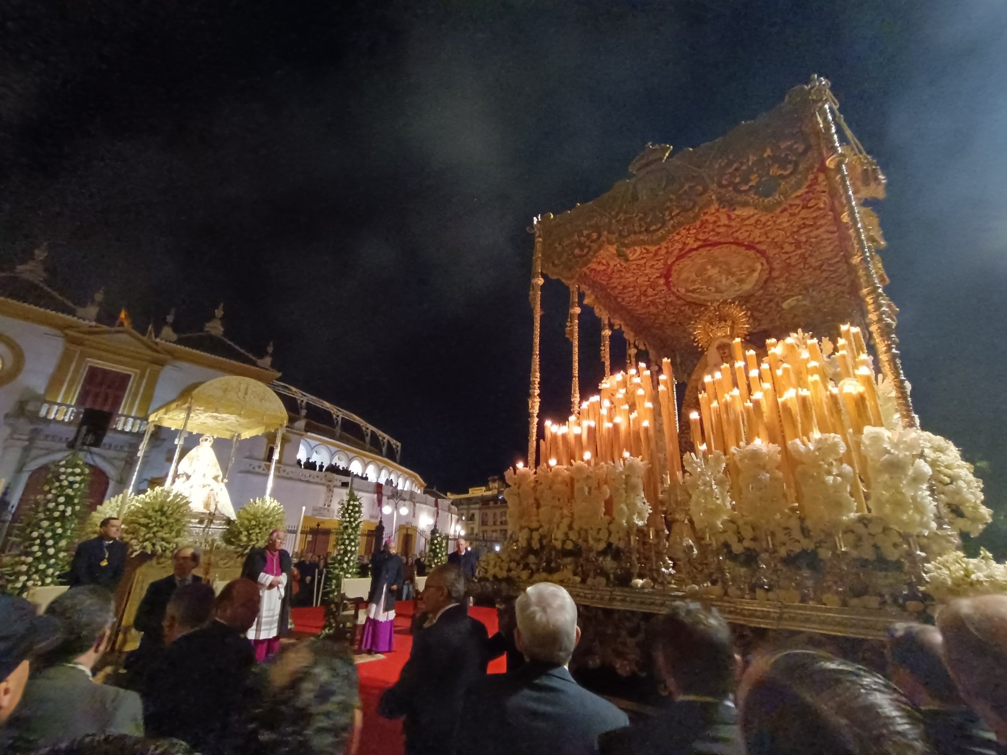 La Esperanza Macarena, ante la Virgen de los reyes frente a la Puerta del Príncipe de la Real Maestranza