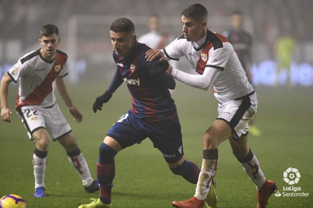 Bardhi en el partido de la primera vuelta en Vallecas