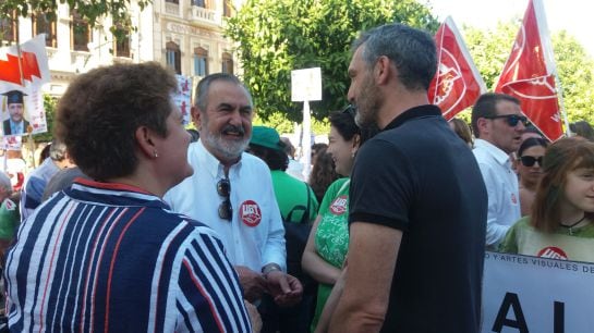 Rafael González Tovar (PSOE) y Óscar Urralburu (Podemos) conversan con los manifestantes