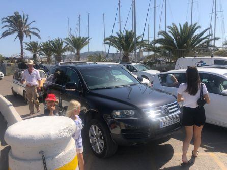 Vehículos esperando para embarcar rumbo a Formentera