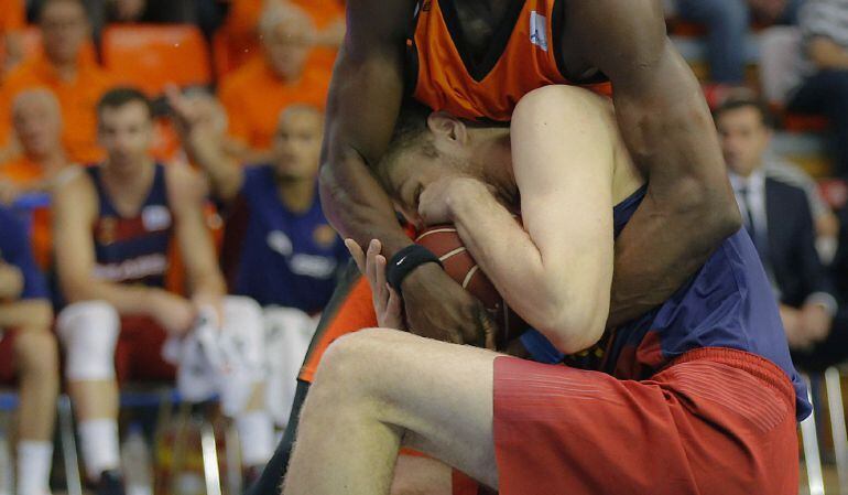 El pivot senegalés del Fuenlabrada Moussa Diagné (arriba), lucha un balón con el alero búlgaro del FC Barcelona Aleksandar Vezenkov, durante el partido de la sexta jornada de Liga ACB.