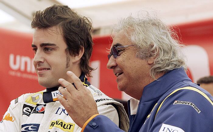 Fernando Alonso charla con Flavio Briatore