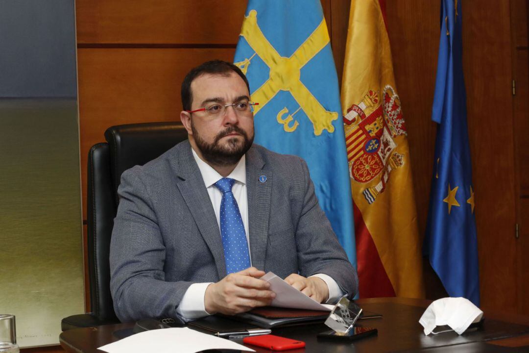 El presidente del Principado, Adrián Barbónb, durante una reunión del consejo de Gobierno. 