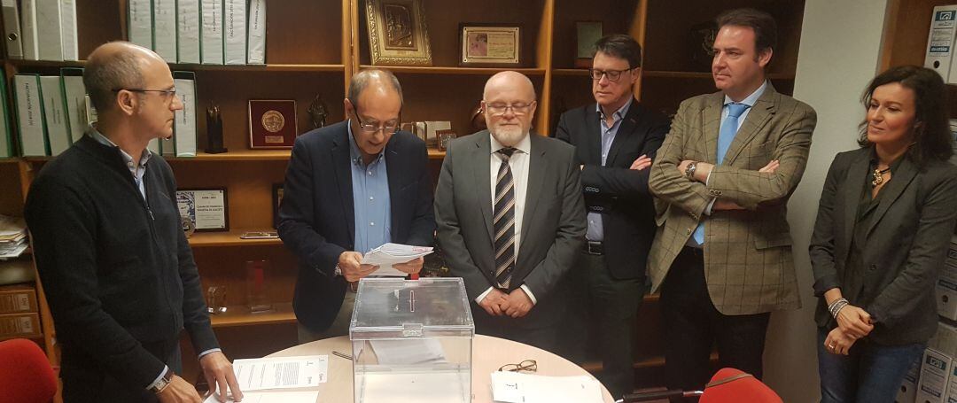 Momento de la votación en la que se constituyó la Junta Electoral de la Cámara de Comercio