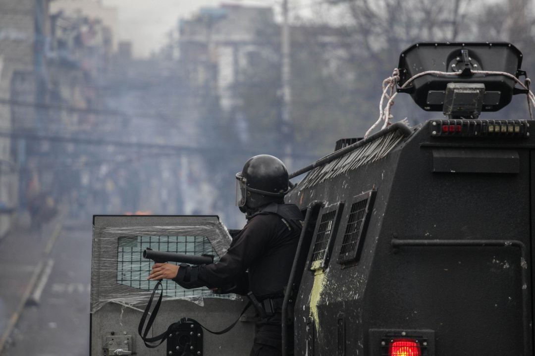 Policía frente a la protesta indígena en Ecuador. 