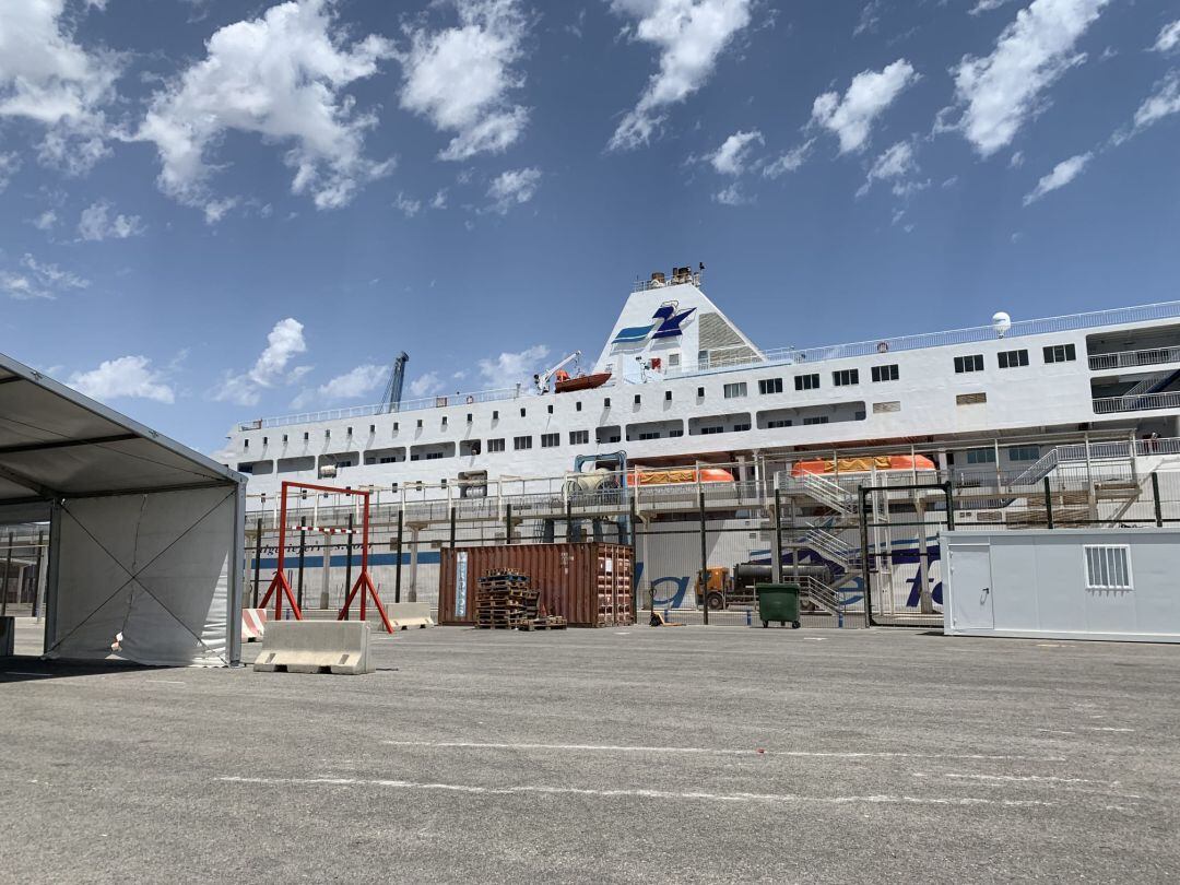 Ferri &#039;Djazair 1&#039; en el muelle del Puerto de Alicante