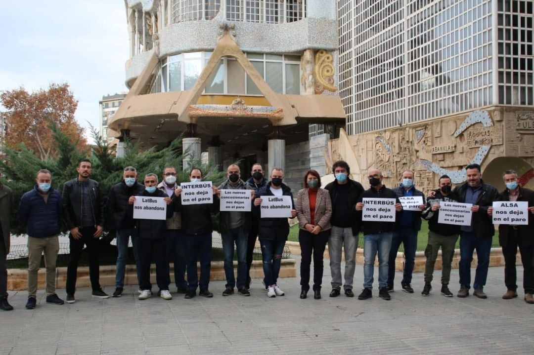 Protesta de los trabajadores a las puertas de la Asamblea 
 