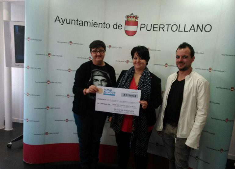 Representante del estudio de danza oriental Jamal Al Nour hace entrega del cheque solidario