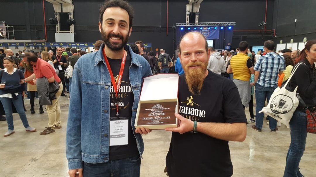 Els responsables de Grahame Pearce mostren orgullosos el guardo que els reconeix com la millor cervesa lager.