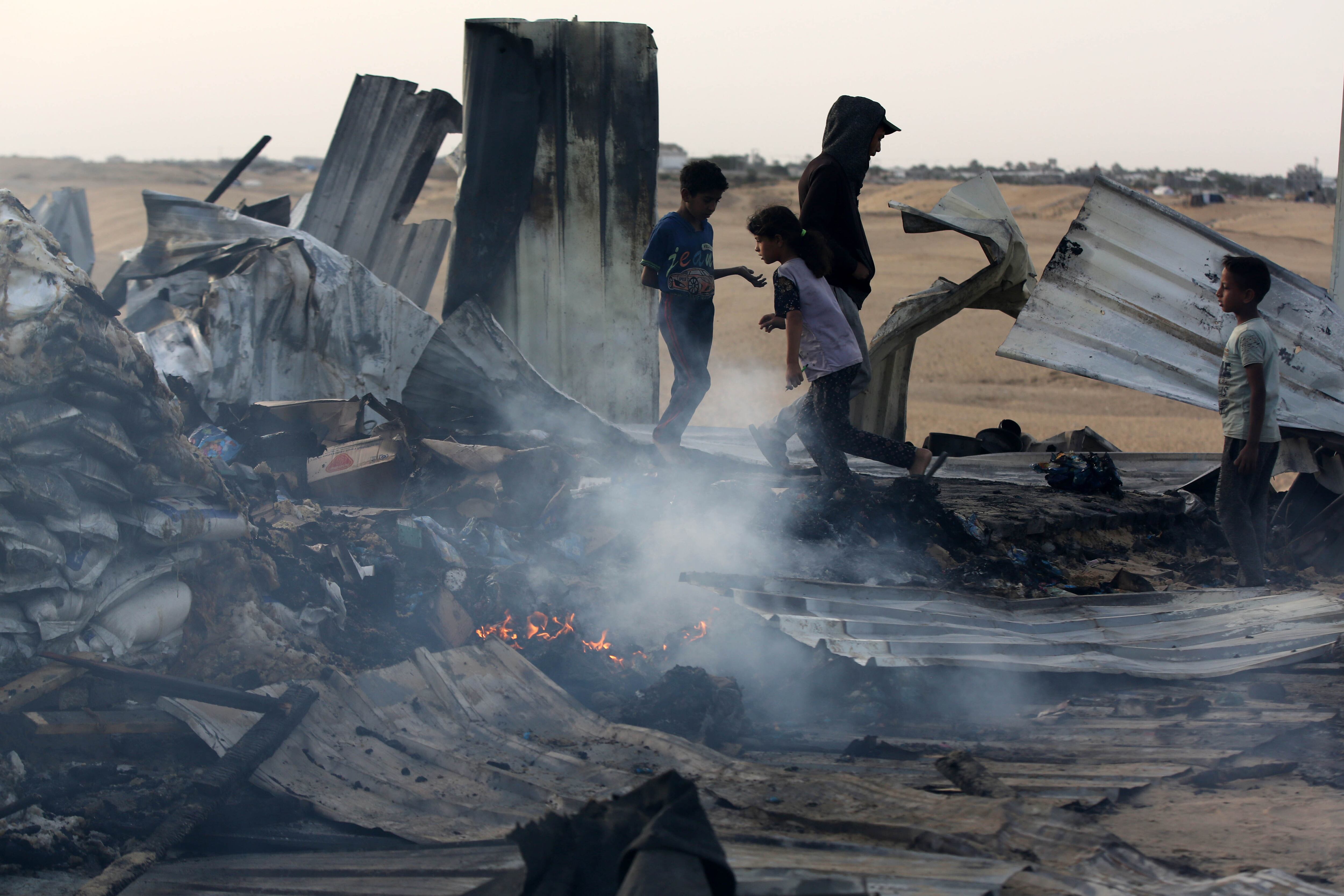 Israel ataca un campo de refugiados palestinos en Rafah. (Photo by Ashraf Amra/Anadolu via Getty Images)