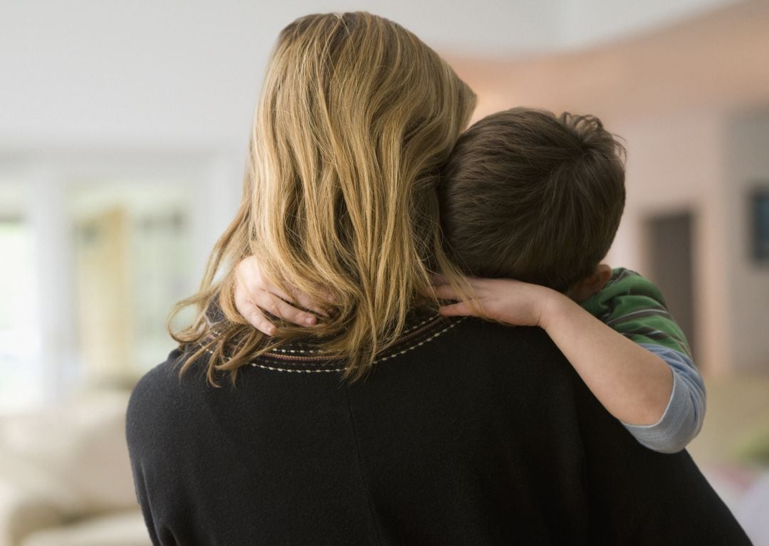 Imagen de recurso de una mujer consolando a un menor.