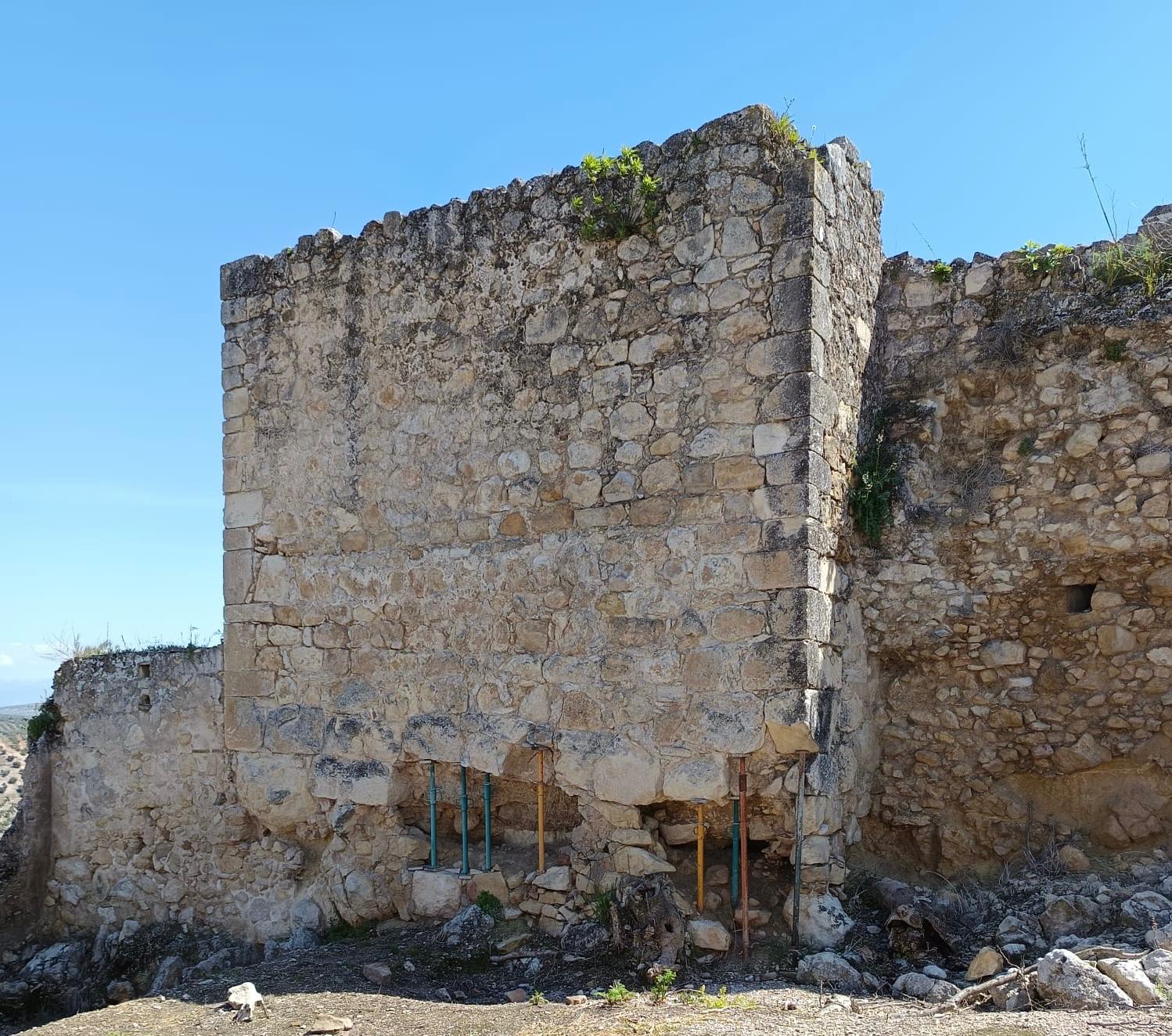 Torre norte del castillo de Villardompardo apuntalada.