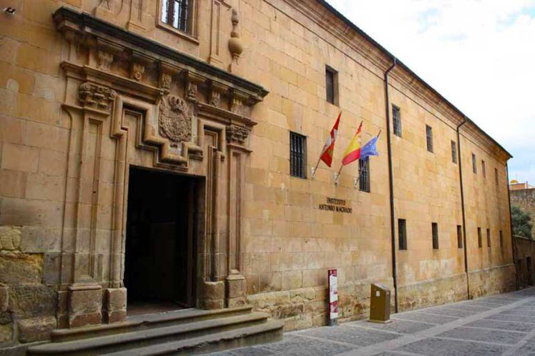 Fachada del IES Machado de Soria.