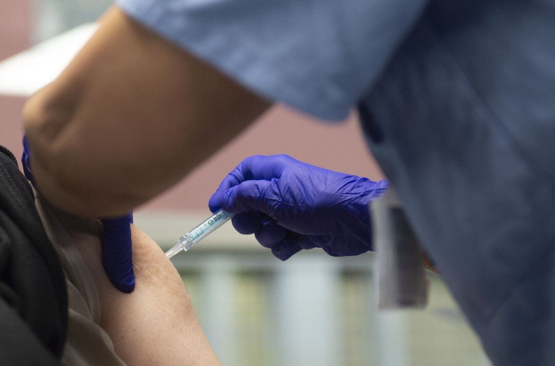 Una trabajadora sanitaria administra la primera dosis de la vacuna AstraZeneca contra el Covid-19